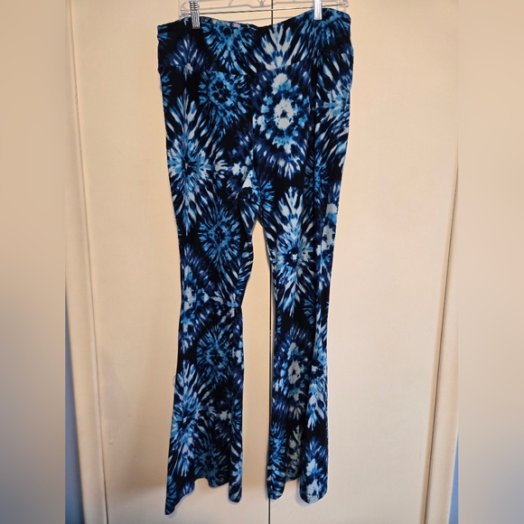 No Boundaries Super Soft Blue and White Tie-Dye Lounge Pants - Picture 1 of 5